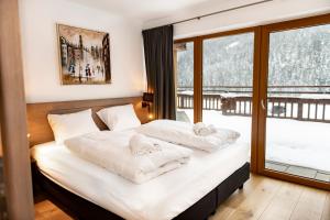 sypialnia z dwoma łóżkami i ręcznikami na nich w obiekcie Gerlos Alpine Estate - Gerlos w mieście Gerlos