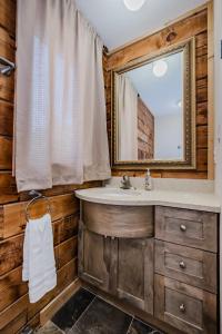 Phòng tắm tại Norse Nook Waterfront W Hot Tub & Sauna