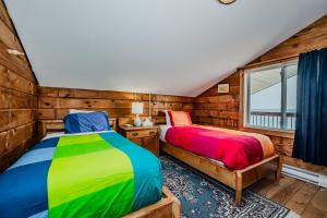 Giường trong phòng chung tại Norse Nook Waterfront W Hot Tub & Sauna