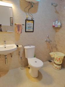 a bathroom with a toilet and a sink at Vasudev Kutumb Atithi Devo Bava in Vrindāvan +63 photos