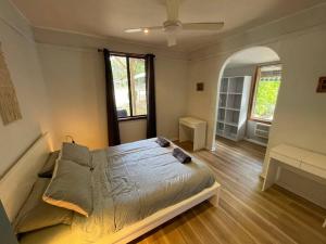 Un pat sau paturi într-o cameră la Seraphim Retreat Nannup Trails Views Serenity
