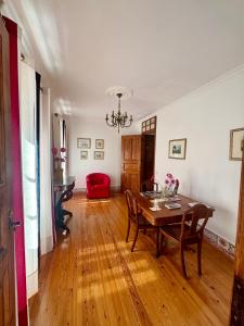 シントラにあるCasa da Villa 1Aのダイニングルーム(テーブル、赤い椅子付)