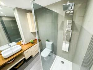 un bagno con lavandino, WC e doccia di El Olivo del Pilar Turistea a Saragozza Altre 37 foto