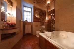 Koupelna v ubytování Alchymist Prague Castle Suites Hotel