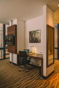 TV a/nebo společenská místnost v ubytování Holiday Inn Express & Suites Bogota Zona Financiera by IHG