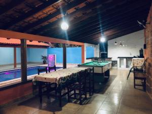 una sala da biliardo con tavolo e pallina da ping pong di Chácara Estancia JH a Presidente Epitácio