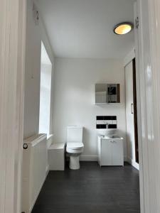 Η κουζίνα ή μικρή κουζίνα στο 3 bed workers home Welsh Valleys