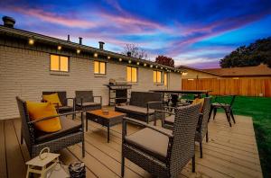 un patio con sillas y mesas en una terraza en Upscale 3BR 2BA Cozy Holiday Home with Pool & Grill, en North Richland Hills