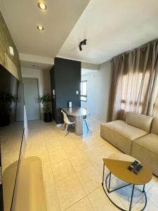 ein Wohnzimmer mit Sofa und Tisch in der Unterkunft Departamento Exclusivo frente al puerto con cochera in Santa Fe