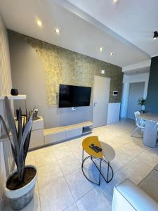 ein Wohnzimmer mit einem Fernseher an der Wand in der Unterkunft Departamento Exclusivo frente al puerto con cochera in Santa Fe