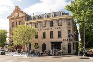 un gran edificio de piedra con gente sentada fuera de él en Miller's On Kent - In The Heart Of Sydney!, en Sídney