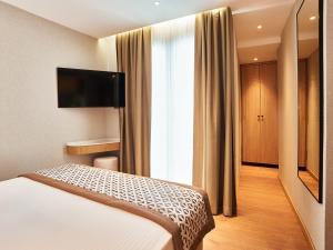 una habitación de hotel con una cama y un televisor en Thank You Hotel Sultanahmet, en Estambul