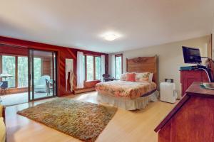 Un dormitorio con una cama, una mesa y un televisor. en Writer's Retreat, en Wells