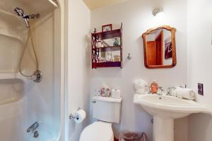 Un baño con inodoro, lavabo y espejo. en Writer's Retreat, en Wells 21 fotos más