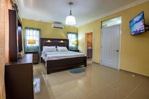 Giường trong phòng chung tại Caribbean Blue Mansion +17 ảnh