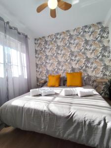 een slaapkamer met een groot bed met oranje kussens bij Apartamento Artesano Del Cuero SpaceWorking in Ubrique