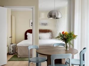 a room with a table and chairs and a bedroom at Venders Copenhagen in Copenhagen