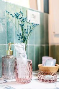 butelka perfum i szklany pojemnik na blacie w obiekcie La Lu cozy rooms 2 w Pizie