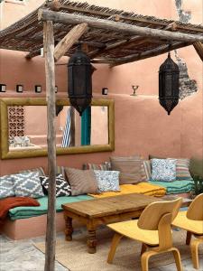 Ruang duduk di Coocoomos Casa Moroccan Style Villa