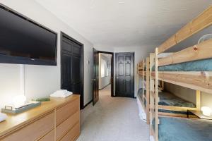 Katil atau katil-katil dalam bilik di Cozy Condo In The Woods