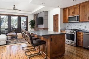 una cucina con isola e sgabelli in pelle di Luxury 4BDR Residence steps from Heavenly Village condo a South Lake Tahoe