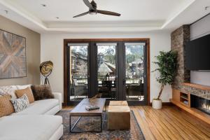 un soggiorno con divano e camino di Luxury 4BDR Residence steps from Heavenly Village condo a South Lake Tahoe