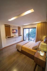 een slaapkamer met een groot bed en een groot raam bij Dpto ejecutivo y lujoso con una explendida vista! in El Pary