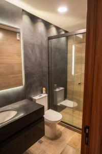 een badkamer met toilet, wastafel en douche bij Dpto ejecutivo y lujoso con una explendida vista! in El Pary