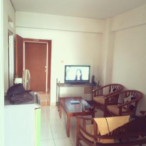 TV a/nebo společenská místnost v ubytování Apartemen Cibubur Village by Doby + 3 fotografie