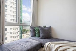Llit o llits en una habitació de Furnished 2-Bedroom in Avida Towers Riala, Cebu IT Park with Fast WiFi, Netflix, Pool and More