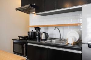 Кухня или кухненски бокс в Furnished 2-Bedroom in Avida Towers Riala, Cebu IT Park with Fast WiFi, Netflix, Pool and More