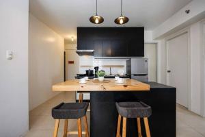 Кухня или кухненски бокс в Furnished 2-Bedroom in Avida Towers Riala, Cebu IT Park with Fast WiFi, Netflix, Pool and More