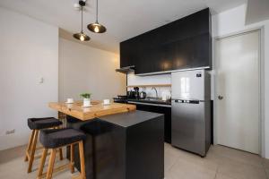 Кухня или кухненски бокс в Furnished 2-Bedroom in Avida Towers Riala, Cebu IT Park with Fast WiFi, Netflix, Pool and More