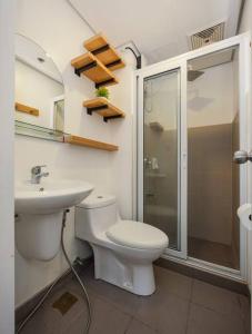 Баня в Furnished 2-Bedroom in Avida Towers Riala, Cebu IT Park with Fast WiFi, Netflix, Pool and More