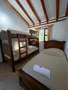 ein Schlafzimmer mit zwei Etagenbetten in einem Zimmer in der Unterkunft CASA VACACIONAL SAN MARCOS in Villa de Leyva