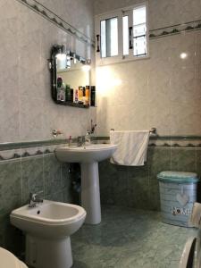 un baño con lavabo e inodoro en Bright, spacious home in the heart of Gjirokaster, en Gjirokastra