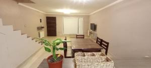 a dining room with a table and a potted plant at Moderno Duplex 1 - Alquiler en Comodoro Rivadavia in Comodoro Rivadavia