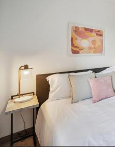 En eller flere senge i et værelse på PP 1002 Modern Corporate 2br, pool, Gym + 29 billeder