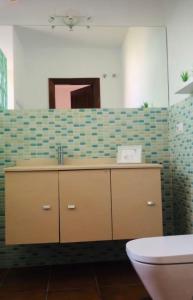 a bathroom with a sink and a toilet at Una casa en el lago in Arcos de la Frontera