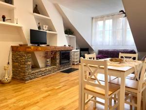 A television and/or entertainment centre at Apartamento Céntrico con Parking - L'Amfitriona