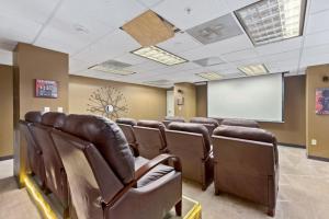 Et opholdsområde på PP 1306 Modern Corporate 1br, pool, Gym + 26 billeder