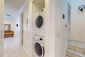 a laundry room with two washer and dryer at Pineapple Place in Fort Lauderdale