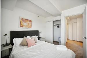 En eller flere senge i et værelse på PP 1802 Modern Corporate 2br, pool, Gym + 20 billeder