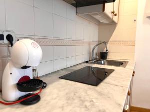 A kitchen or kitchenette at Apartamento Céntrico con Parking - L'Amfitriona