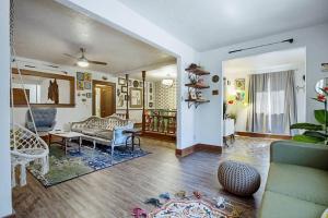 Ruang duduk di Eccentric Escape-hop skip jump to Plaza District