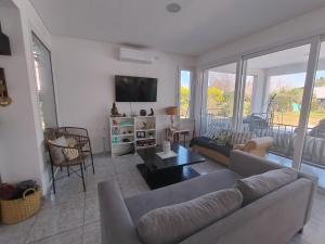 ein Wohnzimmer mit Sofa und Tisch in der Unterkunft Casa Ravi in Pilar