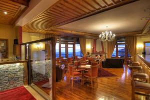 a dining room with a table and chairs at Alpen House Hotel & Suites in Arachova