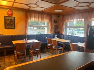 ein Speisesaal mit Tischen und Stühlen in einem Restaurant in der Unterkunft Hotel / Gaststätte Jonen‘s Eck in Niederzier