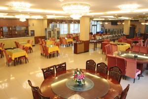 
A restaurant or other place to eat at Beijing Konggang Lanwan International Hotel

