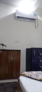 Posteľ alebo postele v izbe v ubytovaní Shree Gajlaxmi Hotel walking distance from mahakaleswar